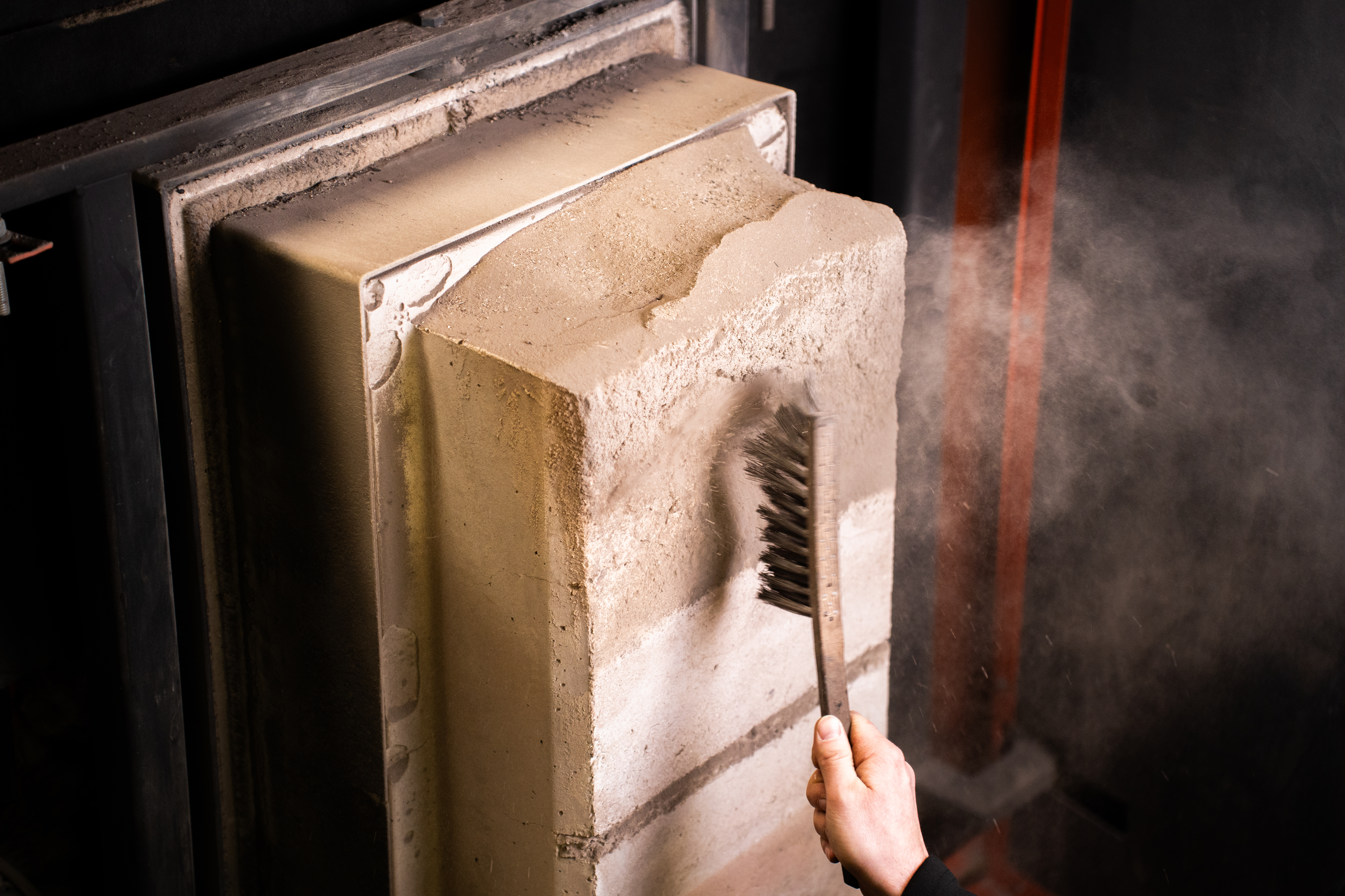 Kaminkehrerbesen an der Heiztüre